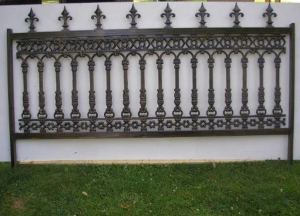 Pagar besi dengan detail garis-garis klasik